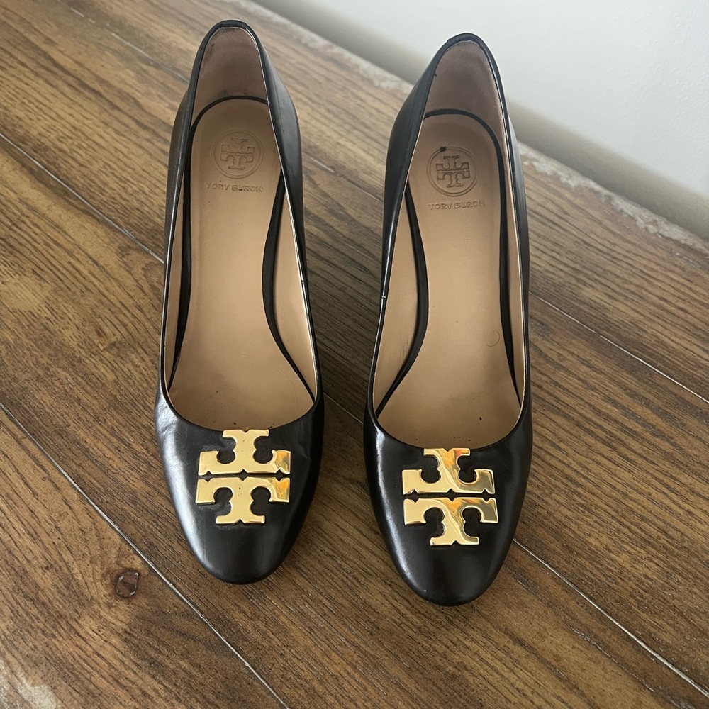 Black Tory, Burch, wedged hills